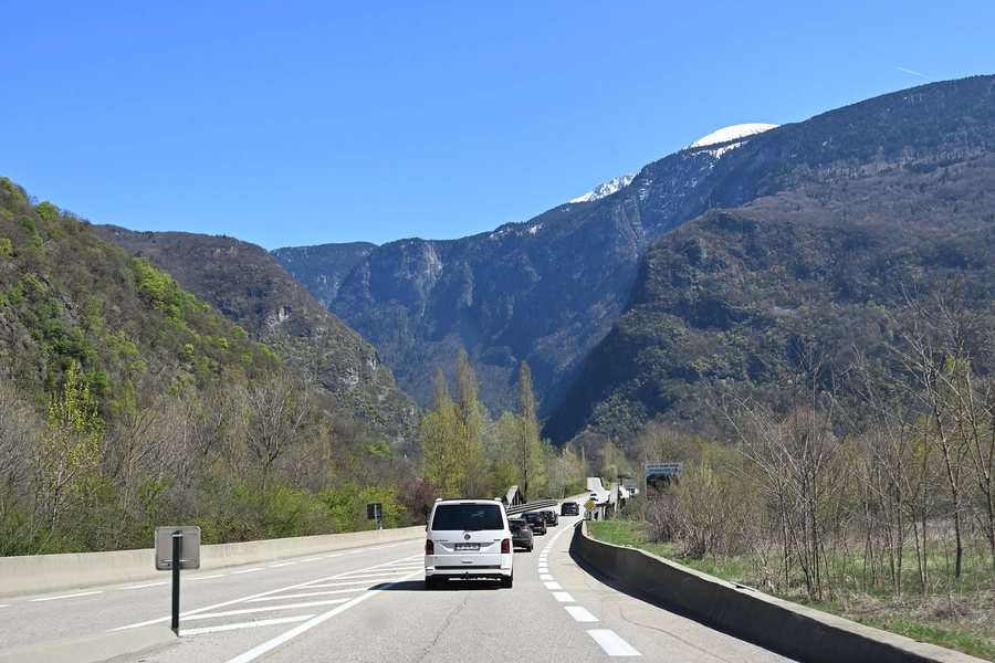 File:D1091 approaching Séchilienne, Saint-Barthélemy-de-Séchilienne, 2026.jpg
