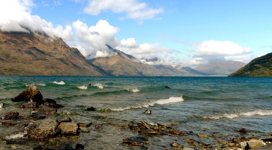 Lake Wakatipu mit hohen Bergen in Neuseeland