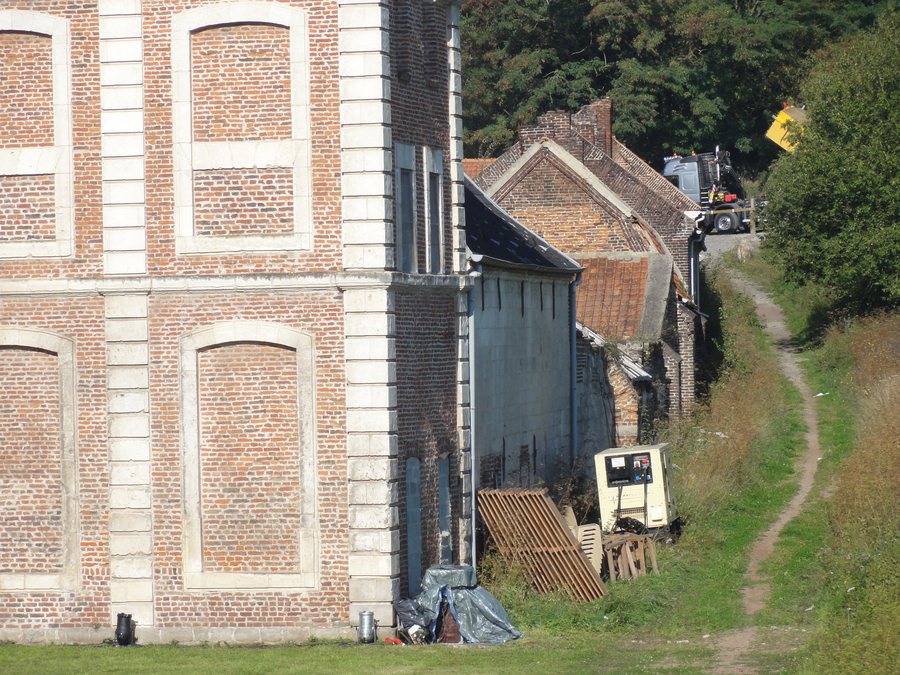 File:Gosnay - Cité du Château des Dames (02).JPG