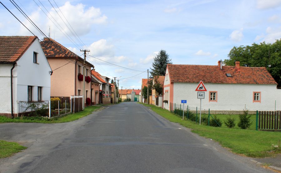 Südlicher Ortsteil von Hlohovčice mit historischen Häusern