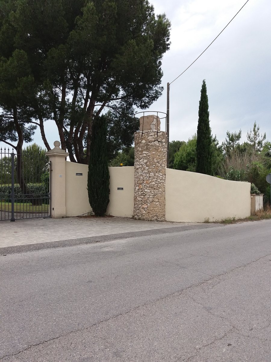 File:Les Pennes-Mirabeau - Chemin de Rebuty - Vestige de tour.jpg