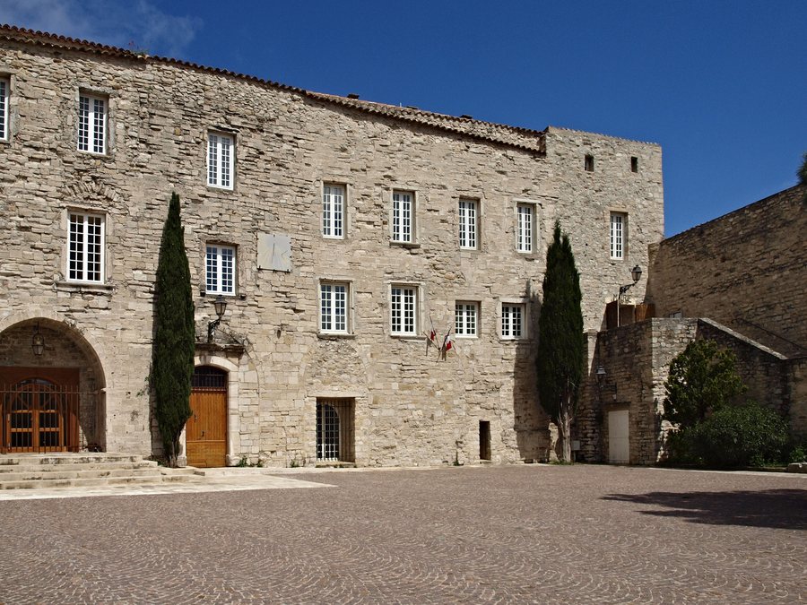 File:Le Castellet-chateau-mairie.jpg