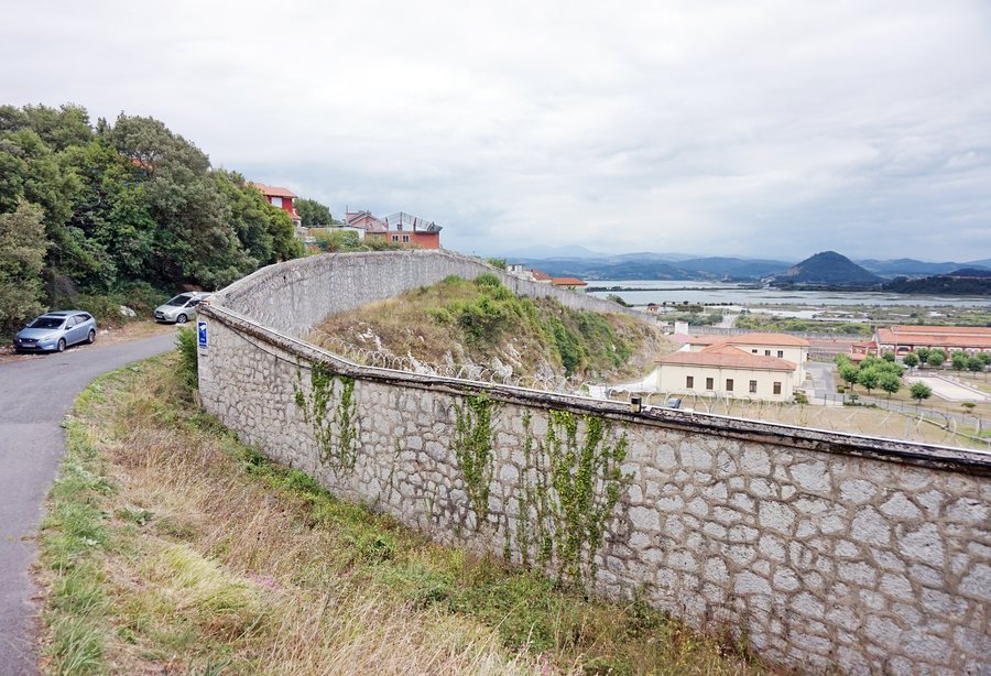File:Penal de El Dueso - wall.jpg