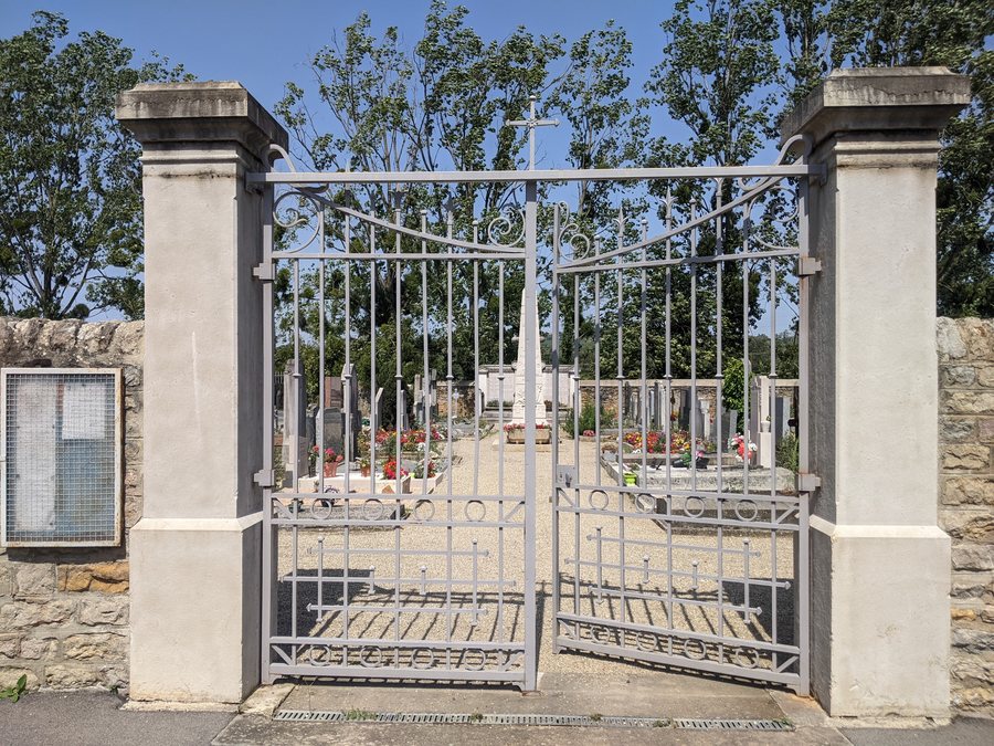File:Cimetière de Civrieux-d'Azergues - Portail (juin 2022).jpg