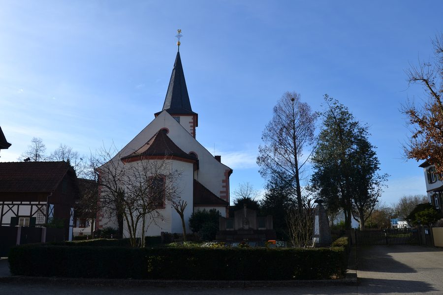 Kirche und Kriegsdenkmale in Kehl-Kork