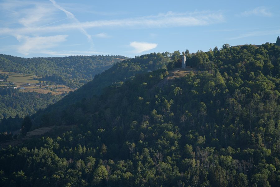 File:Notre-Dame de la Paix vue depuis la Croix de Mission à Cornimont.jpg