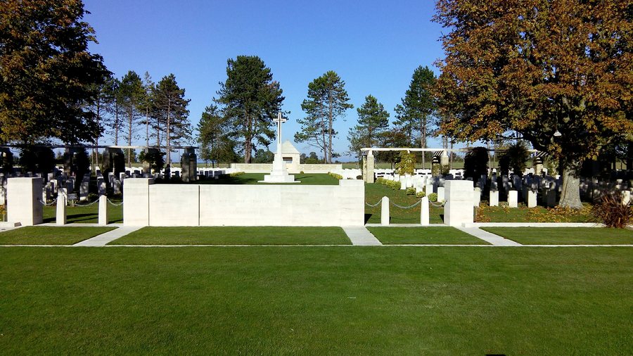 File:141028 15h13m11s cimetière militaire britannique de Bazenville.jpg