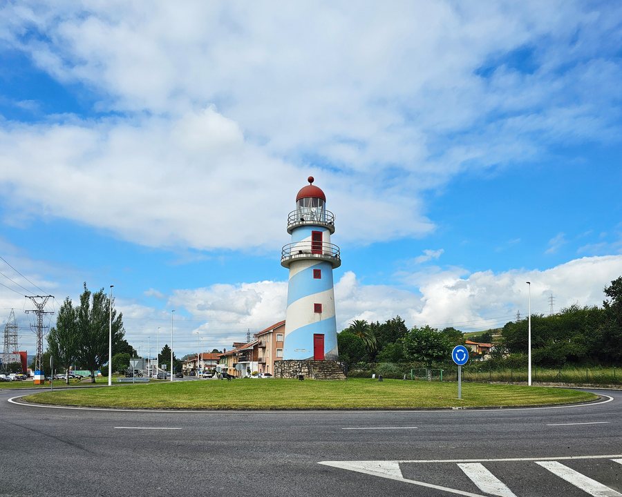 File:Faro Rotonda - Guarnizo, El Astillero, Spain - July 26, 2024.jpg