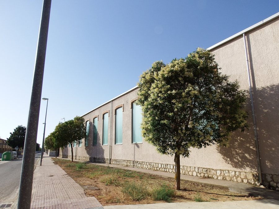 File:Depósitos y naves del ferrocarril en Utiel 17.jpg