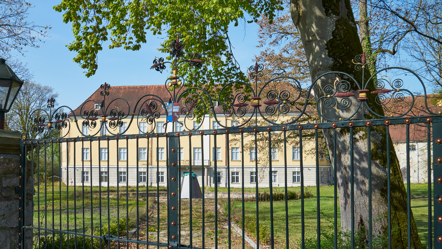 Schloss Ering, three-storey castle with castle park
