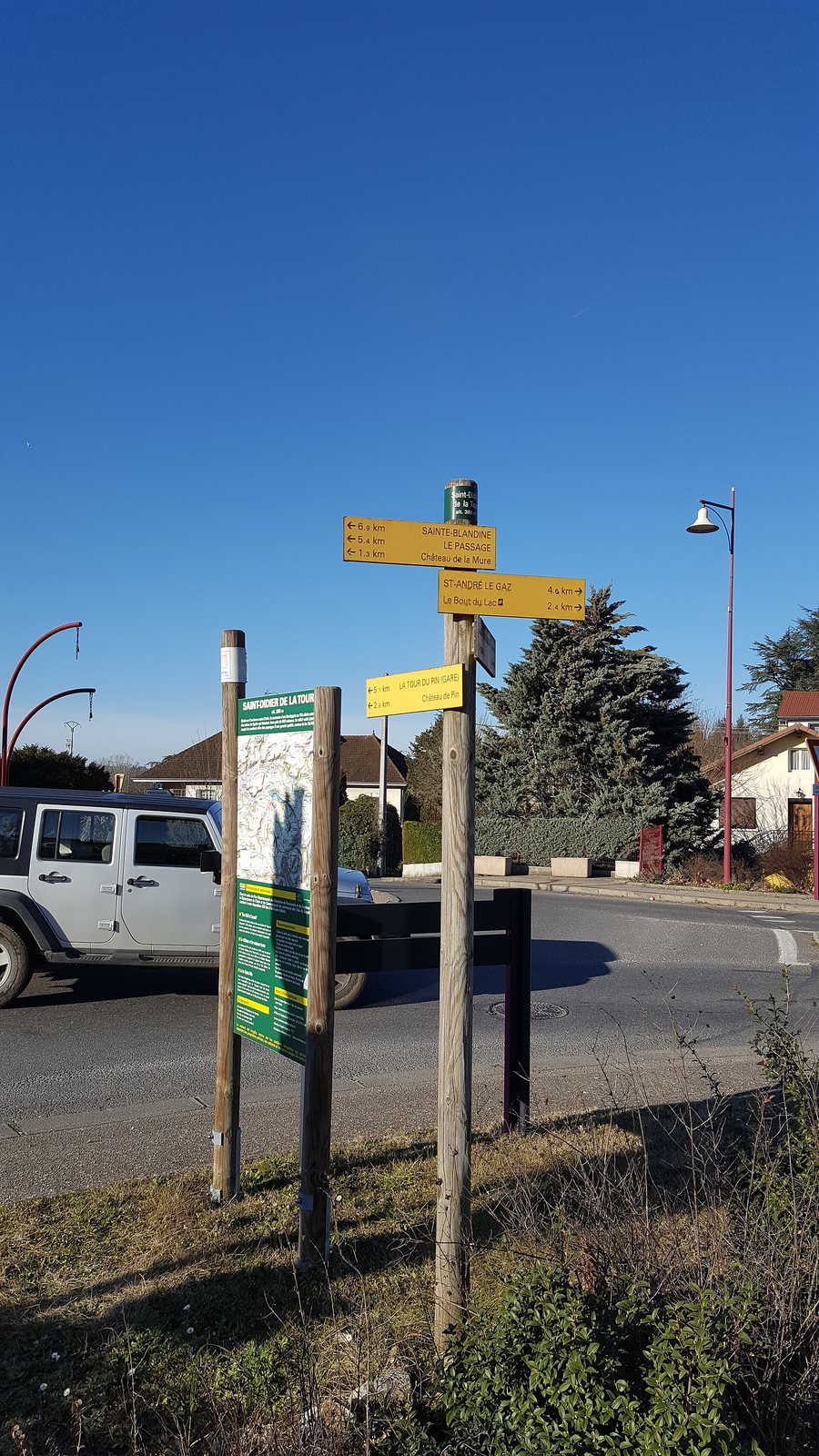 File:Panneau de randonnée du carrefour Saint Didier de la Tour.jpg