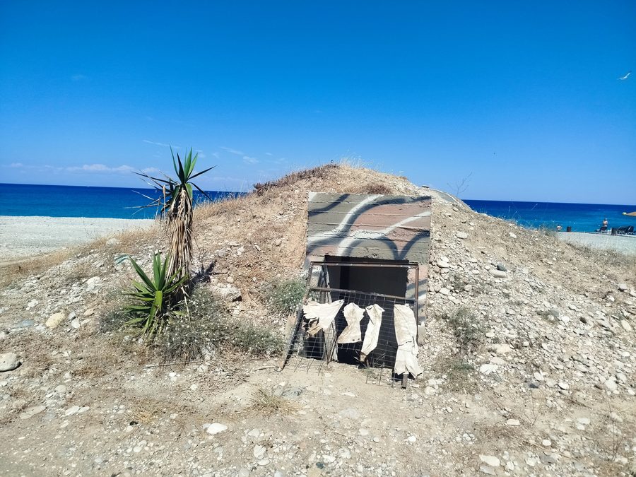 Bunker aus dem Zweiten Weltkrieg am Strand von Kolympia auf Rhodos