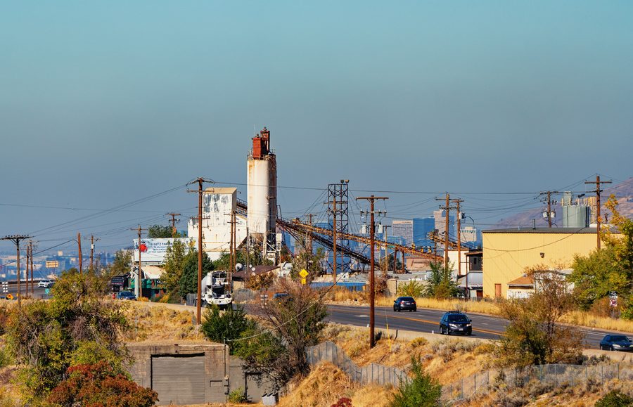 Wasatch Boulevard in Cottonwood Heights vor der Hügellandschaft am östlichen Rand des Salt-Lake-Tals