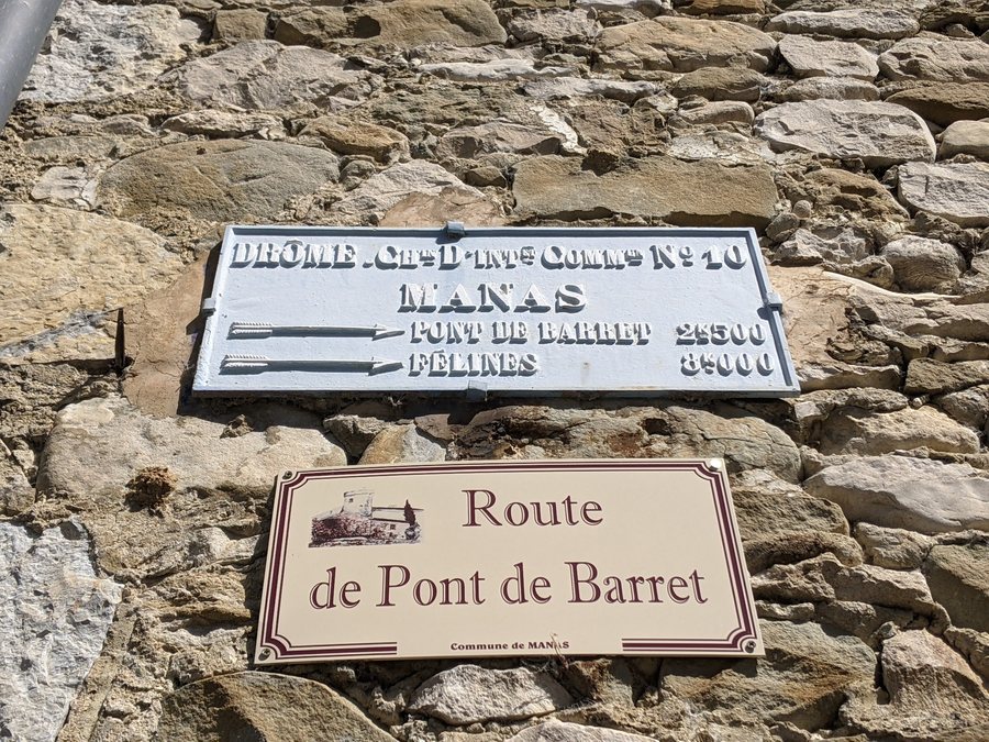 File:Manas - Plaque de cocher route de Pont de Barret (mai 2022).jpg