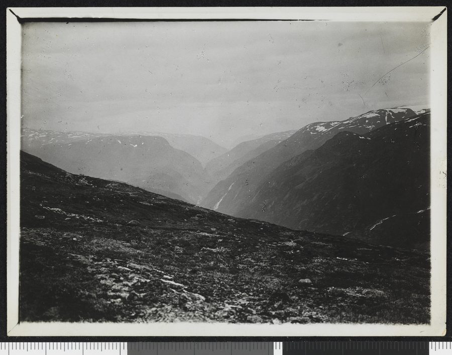 Blick über das Utladalen-Tal in Årdal mit umliegender Berglandschaft