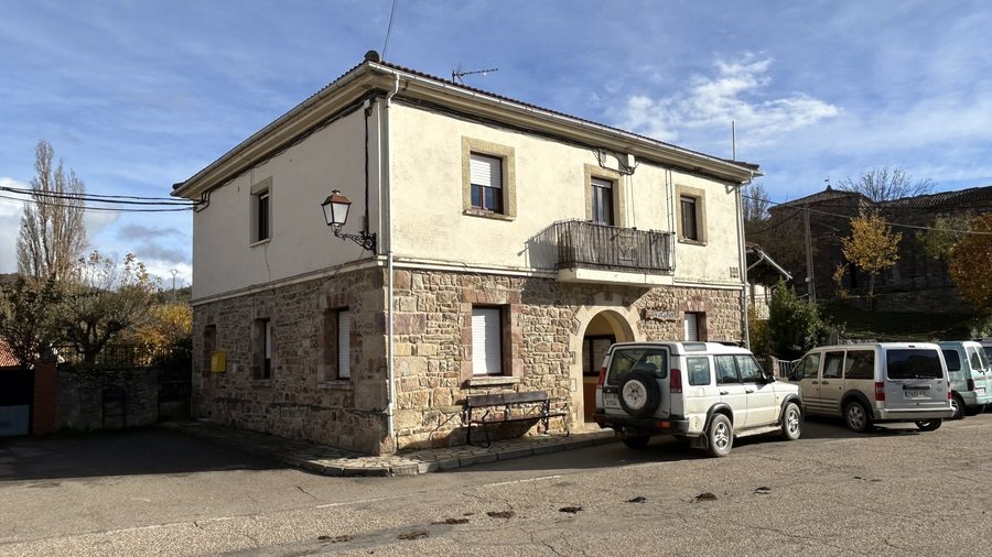 File:Ayuntamiento de San Cebrián de Mudá.jpg