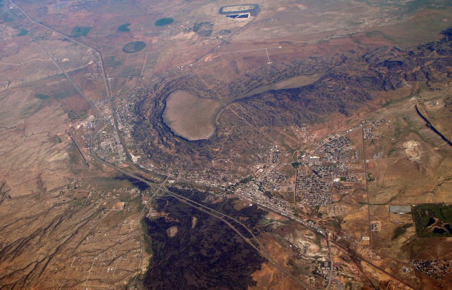Luftaufnahme von Grants in New Mexico mit dem Mount Taylor im Hintergrund