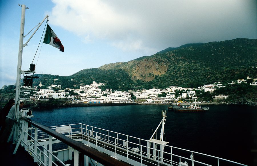 File:X2.21 Panarea, beim Einlaufen.jpg