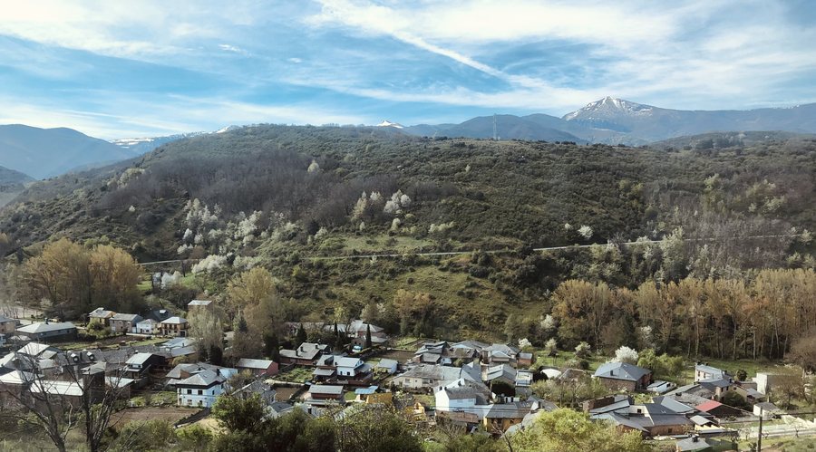 File:Vista superior San Esteban de Valdueza.jpg