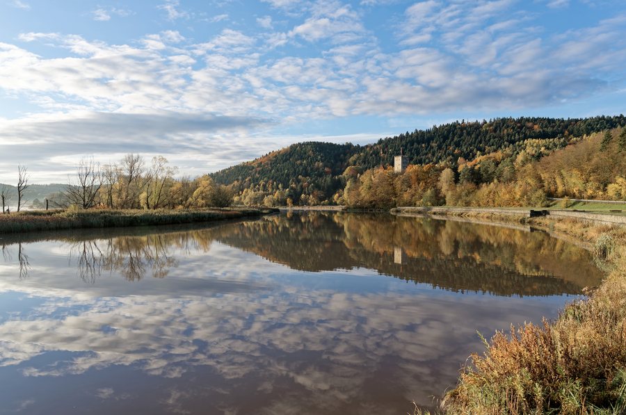 Tropsztyn Castle overlooking Czchów Lake, Wytrzyszczka, Lesser Poland Voivodeship