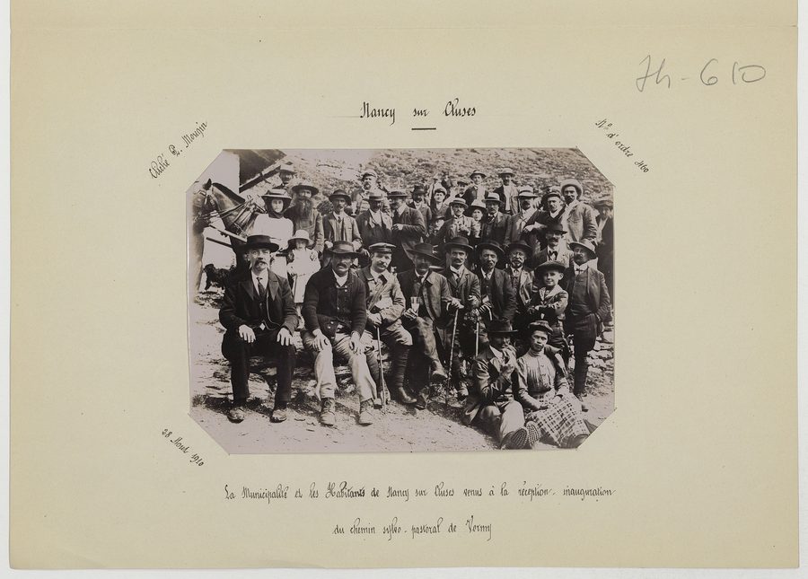 Montagnards de Nancy-sur-Cluses réunis lors de l'inauguration du chemin sylvo-pastoral de Vormy