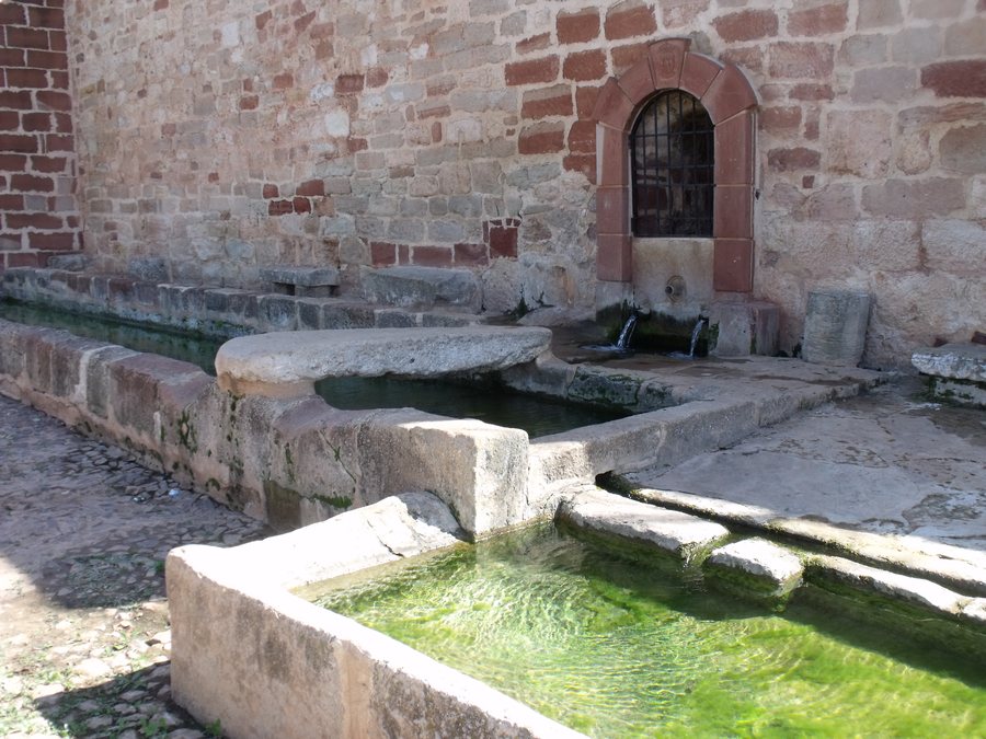 File:Almedina Fuente Tres Caños c.jpg