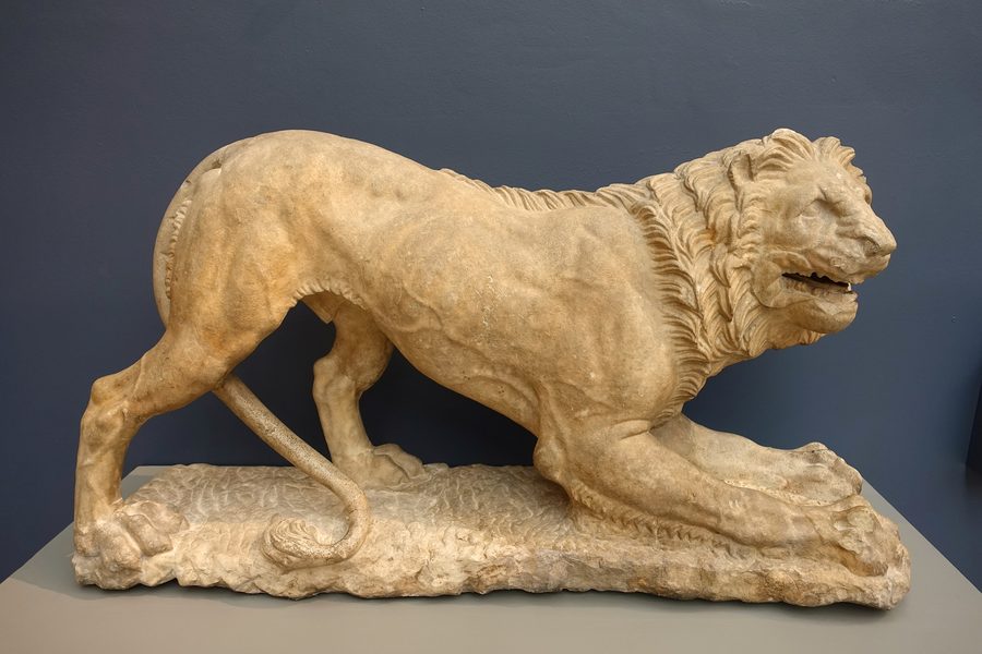 Marble statue of two lions in the Wadsworth Atheneum in Hartford
