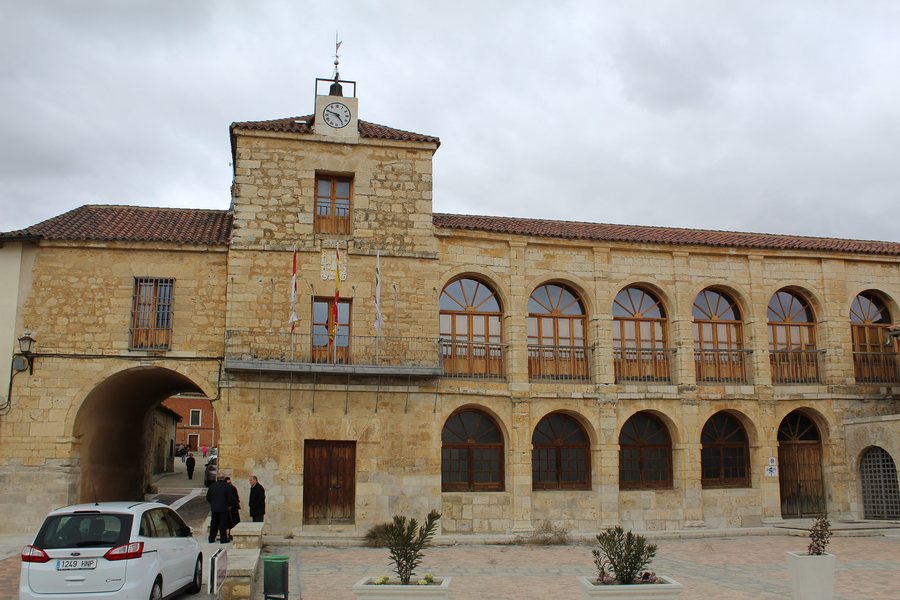 File:Ayuntamiento de Torrelobatón con la torre del reloj.jpg
