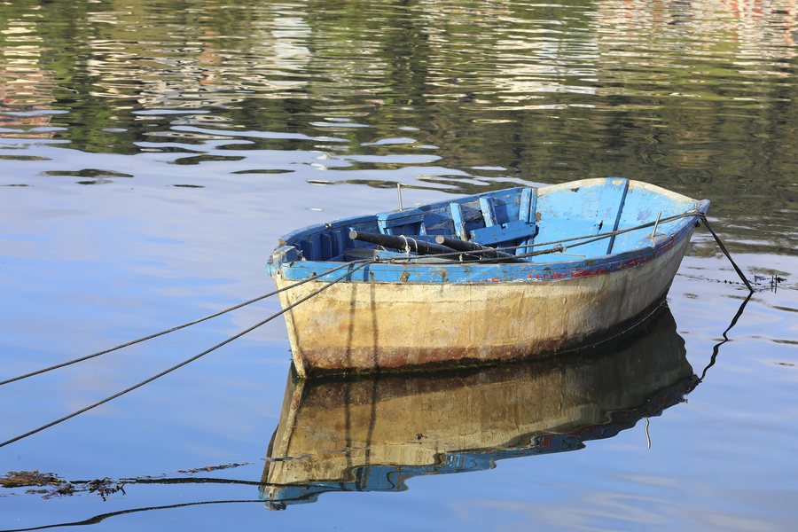 File:2025. Bote. Boca do río Cobo. San Cibrao. Leiro.jpg