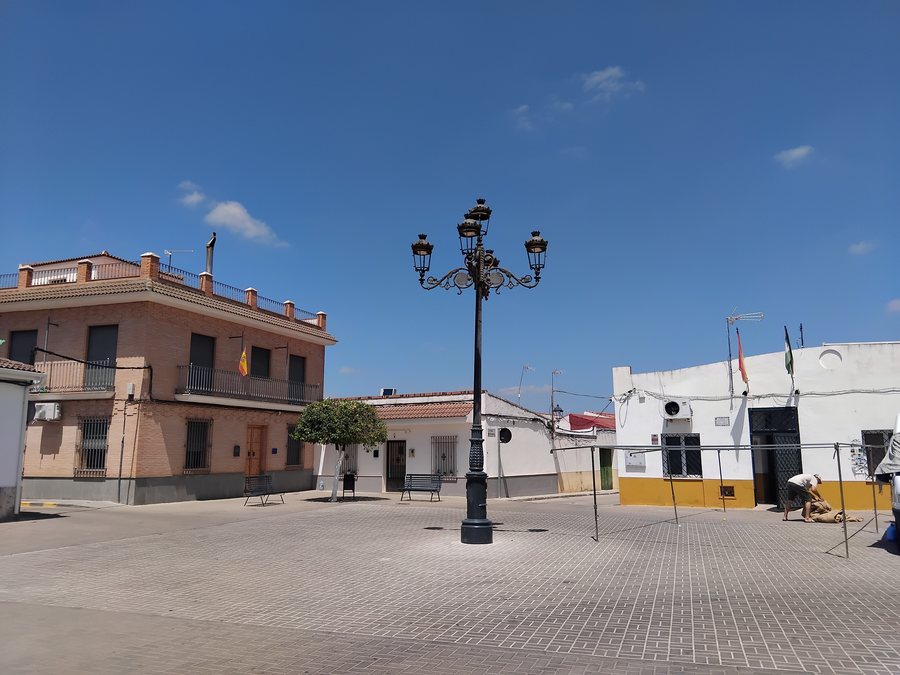 File:Plaza Real, Silillos.jpg