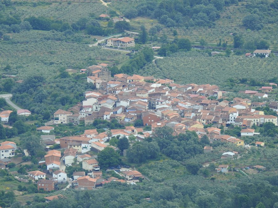 File:Vista Cadalso desde torre Almenara.jpg