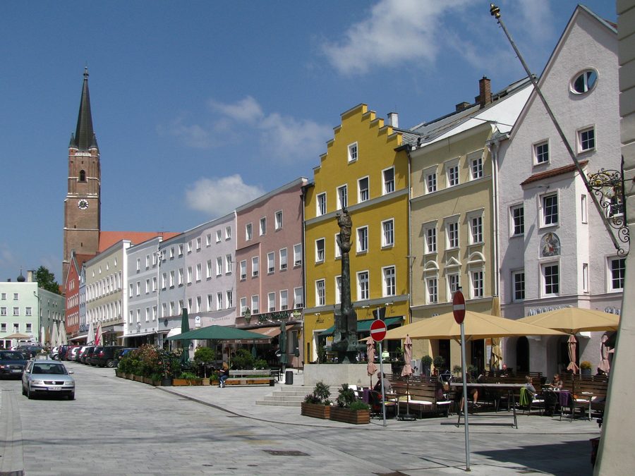 Town square of Eggenfelden with the Marian fountain