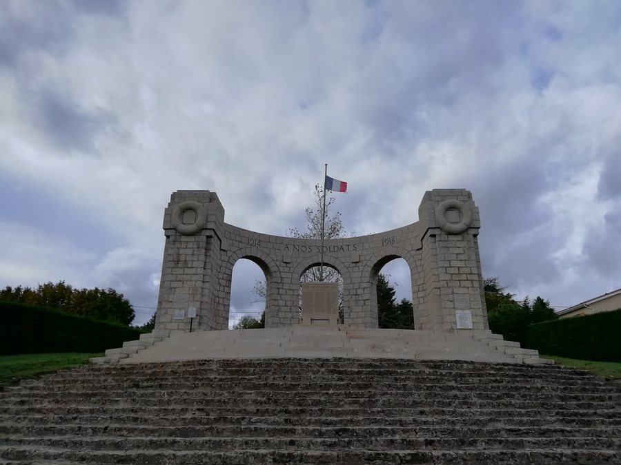 File:Vaugneray (Rhône) - Monument aux morts (1).jpg