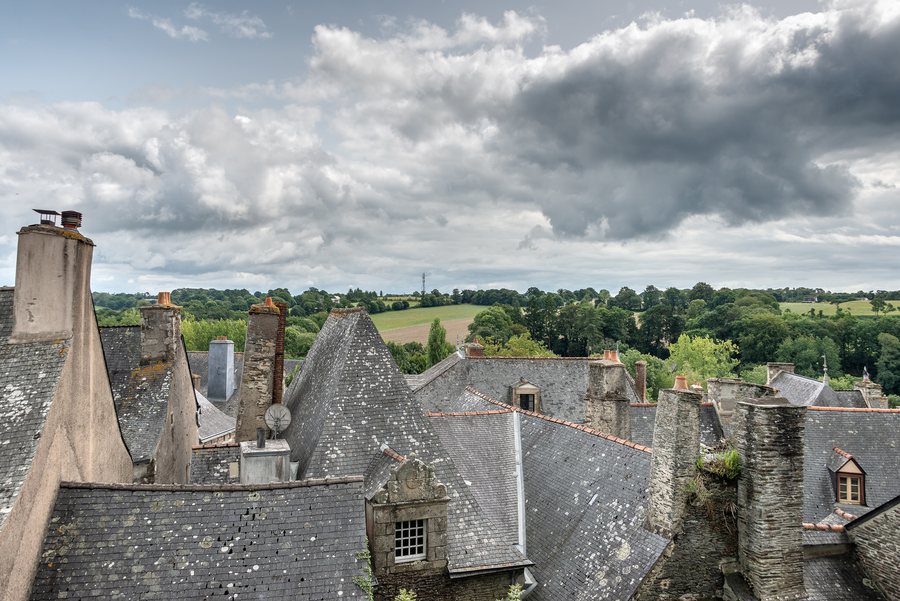 File:Roofs - Rochefort-en-Terre, France - August 20, 2018 01.jpg
