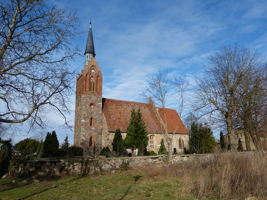 Völschow church with south exterior view and cemetery wall