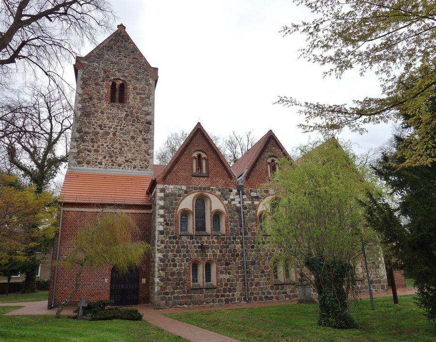 Südansicht der Dorfkirche Neuenhagen bei Berlin