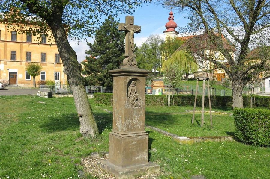 Wegkreuz auf dem Dorfplatz von Jeníkov im Bezirk Teplice