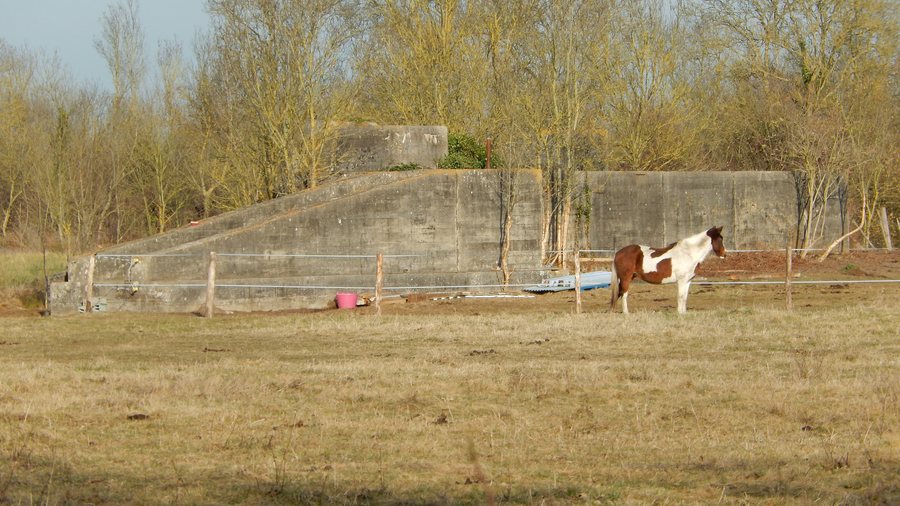File:FR 17 Saint Ouen d'Aunis - Anciens bâtiments militaires nazis.jpg