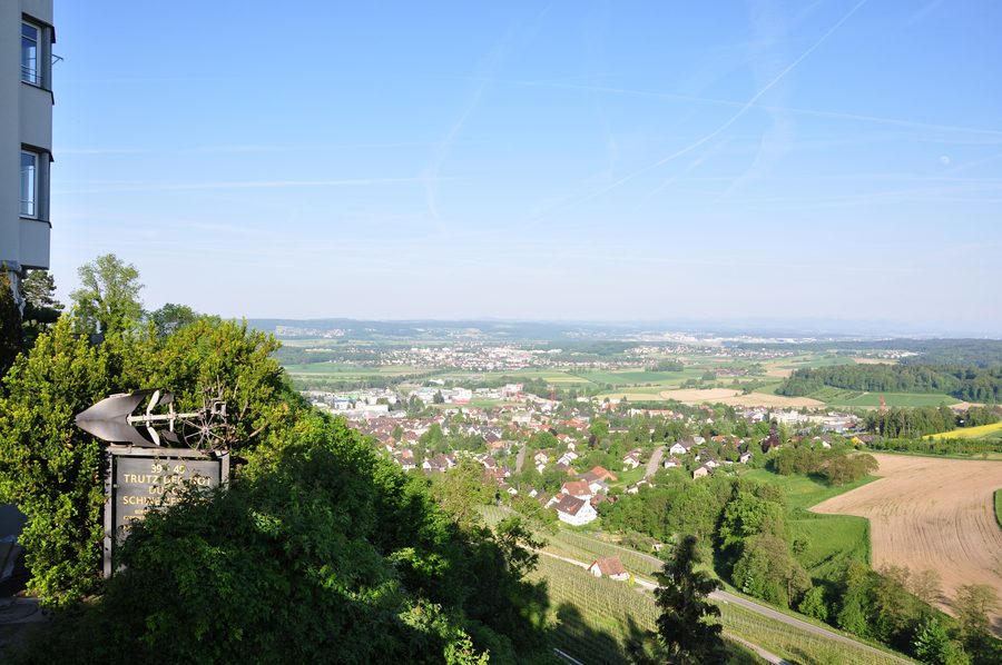 Blick von Regensberg auf Dielsdorf und Niederhasli in der Schweiz