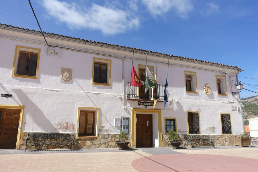 File:Ayuntamiento de Huélamo 01.jpg