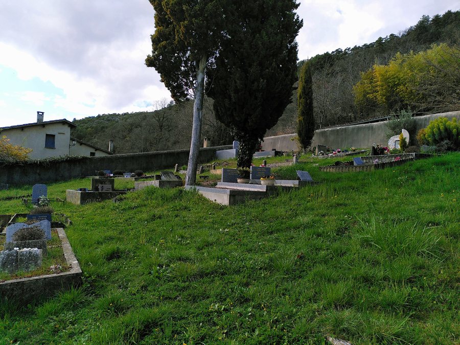 File:Montclar-sur-Gervanne - Vaugelas - Cimetière catholique.jpg