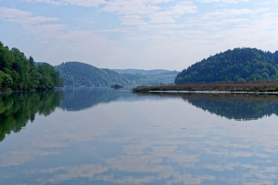 Czchowskie Jezioro mit bewaldeten Ufern und einer Fähre zwischen Wytrzyszczka und Tropie