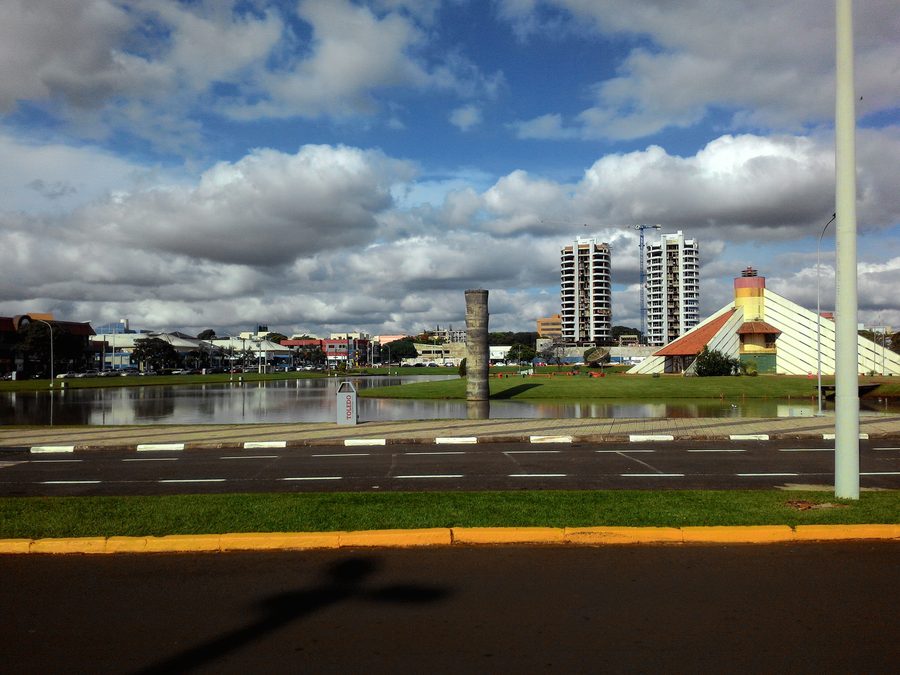 Lake and landscaped areas of Parque Ecológico de Toledo in Paraná