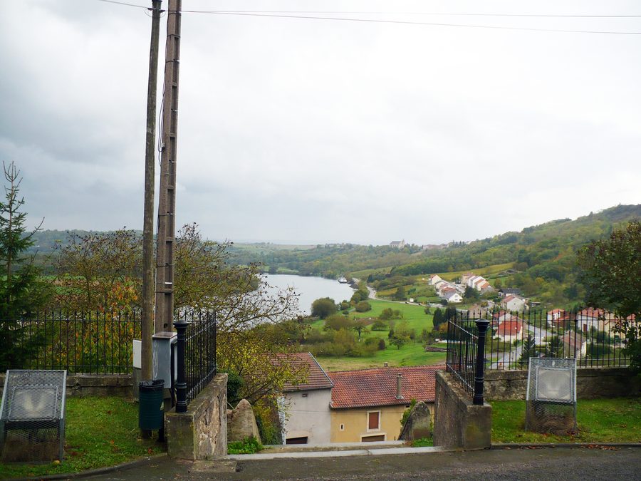 Église Saint-Jean-Baptiste à Contz-les-Bains avec vue sur la vallée de la Moselle