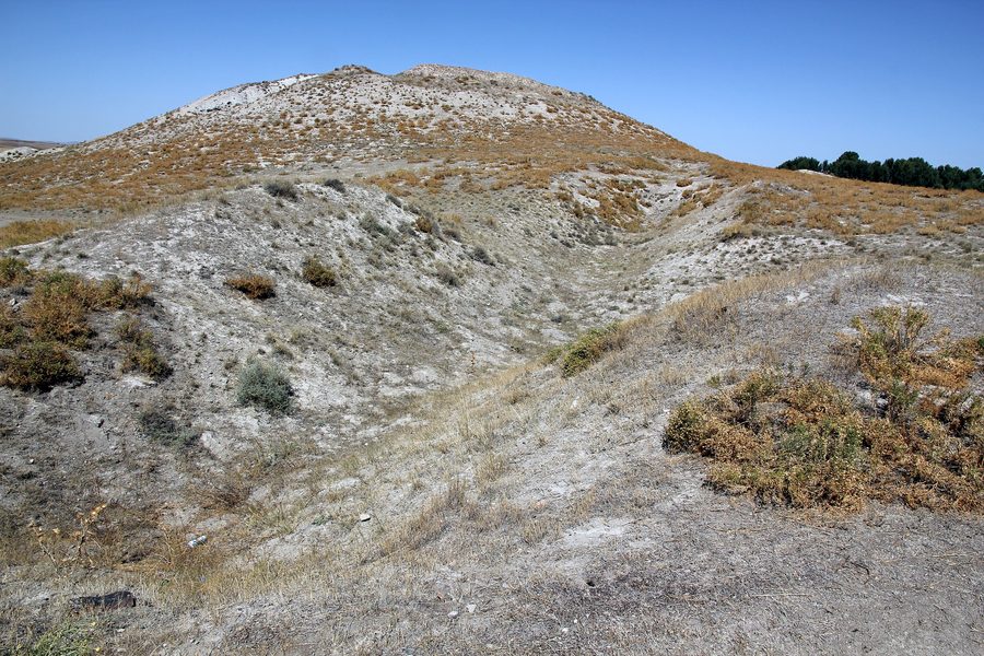 Alışar Höyük, a settlement mound in the Turkish province of Yozgat, view from the south
