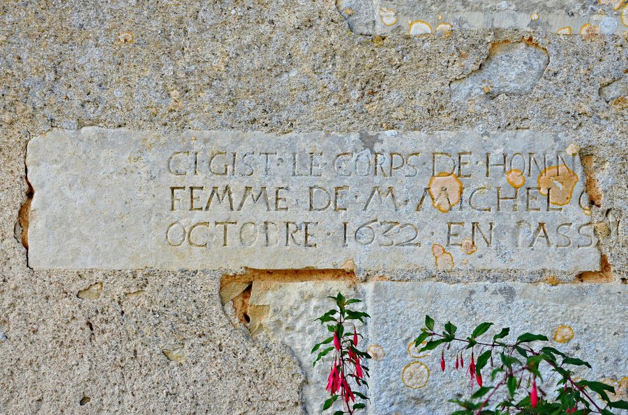File:Joussé 86 Pierre tombale sacristie 2013.jpg