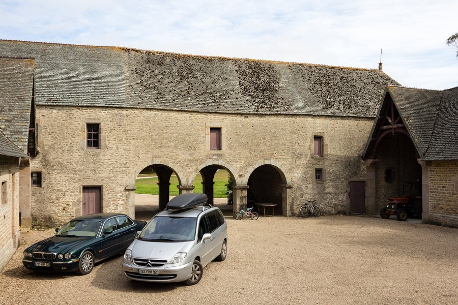 File:Communs du château de Tocqueville, Tocqueville, France-2.jpg