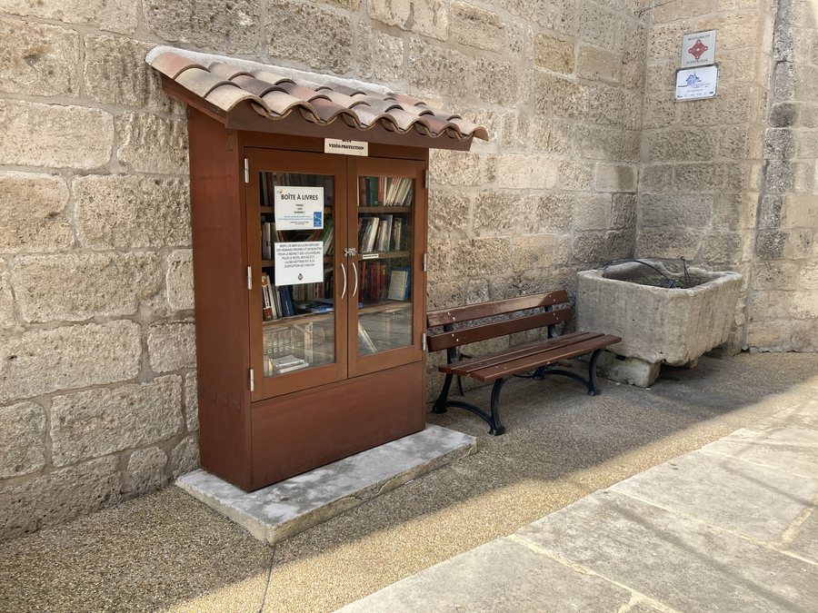 File:Eyragues - Rue du portail des morts - boîte à livres.jpg