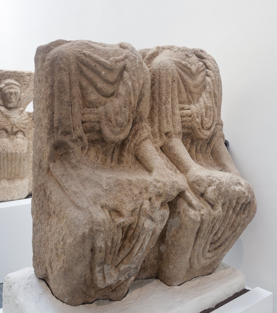 File:Estela bifronte de Atán. Séc I-II dC. Granito. Santo Estevo de Atán. Pantón. Museo Provincial de Lugo-2.jpg