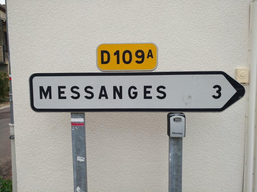 File:Bévy - Panneau direction Messanges (nov 2018).jpg